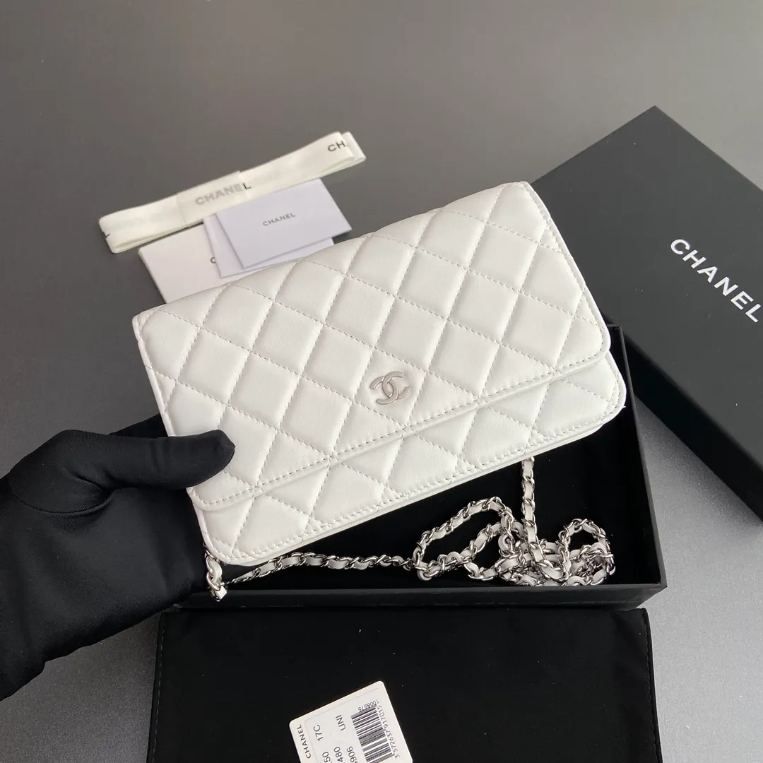 Xiaoxiang imported Italian lambskin Item number: A0250 💰: 640 Size: w20×h13×d3.5cm Color: white sheepskin silver steel mark