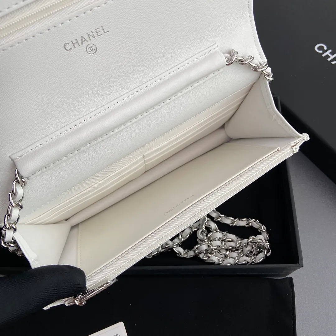 Xiaoxiang imported Italian lambskin Item number: A0250 💰: 640 Size: w20×h13×d3.5cm Color: white sheepskin silver steel mark