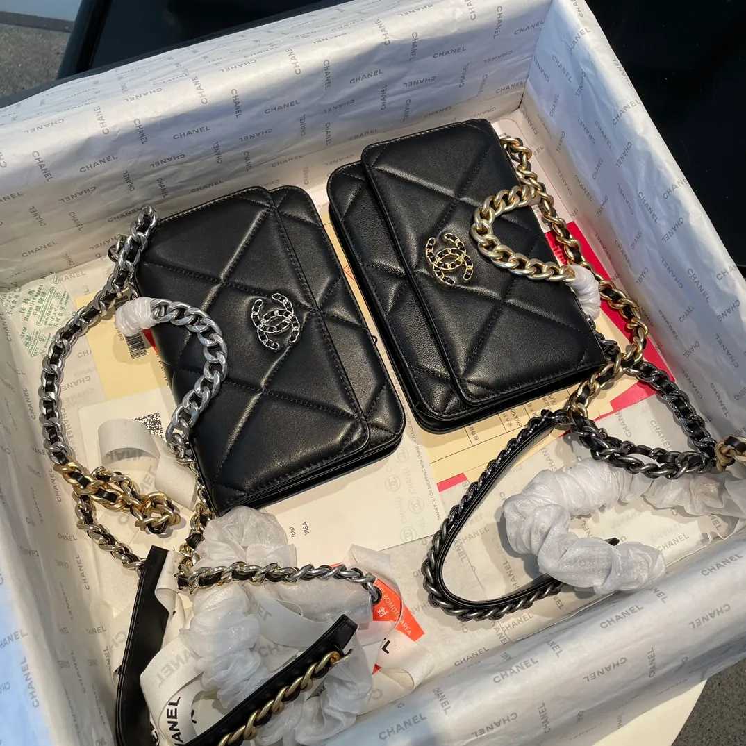 💰980😊 Upgraded version💋🆕 Ohanel new color🆕The latest small satchel bag woc fortune bag. The texture of goatskin is invincible. 😼The 19 series bags that are mainly recommended this season are big diamonds with a strong retro style👝I want to buy them in every color🧸It is also karl and viard Co-created together, the first series launched by the new artistic director will be a key recommendation of the brand from this year to next year, conveying the essence of the brand, super large diamond pattern, leather chain CC buckle, 3 different metals and multiple matching and wearing methods, which is also a key point that distinguishes this handbag from other classic styles. Different wearing methods express different fashion attitudes, play with the whole total look, and carry out fashionable style and style, with a full set of packaging 0957🍃size：19*12.5cm