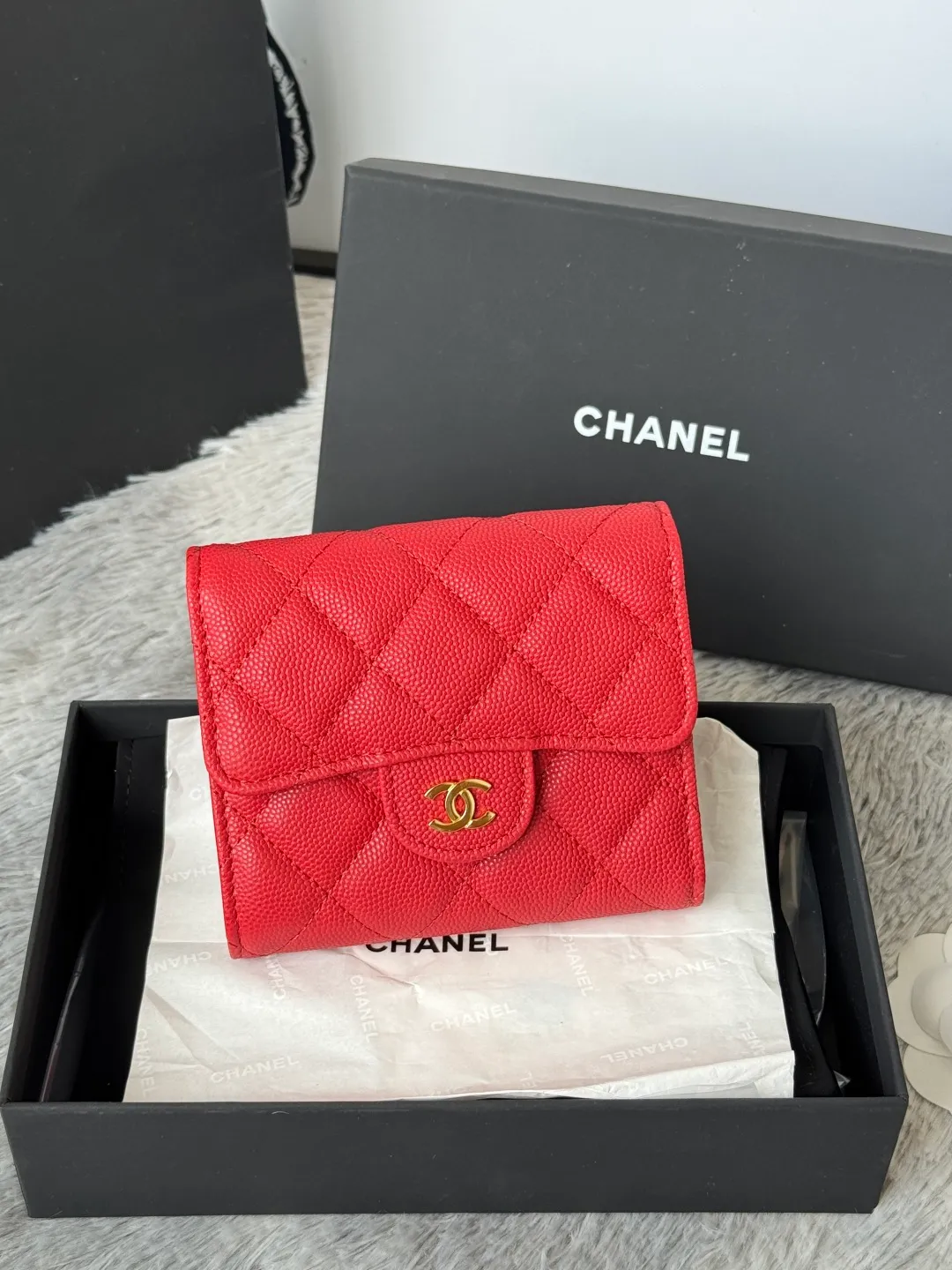 💰440💰 Made of calfskin, caviar, and cowhide, the CF short tri-fold wallet is now available! Chanel Grandma Xiang has 6 card slots, and there is a coin purse at the back, so you can put 2,000 Mao Zedong without any trouble at all! Delicate leather and gold hardware! Full of fashion sense, very fashionable, can be held in hand, can be put in the bag, very good for storage. Style number: 82288, size 10.5*11.5*3cm, color as shown in the picture, exclusive real shot