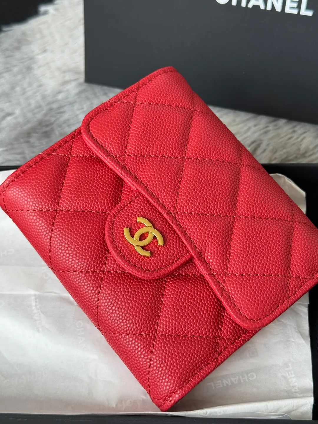 💰440💰 Made of calfskin, caviar, and cowhide, the CF short tri-fold wallet is now available! Chanel Grandma Xiang has 6 card slots, and there is a coin purse at the back, so you can put 2,000 Mao Zedong without any trouble at all! Delicate leather and gold hardware! Full of fashion sense, very fashionable, can be held in hand, can be put in the bag, very good for storage. Style number: 82288, size 10.5*11.5*3cm, color as shown in the picture, exclusive real shot