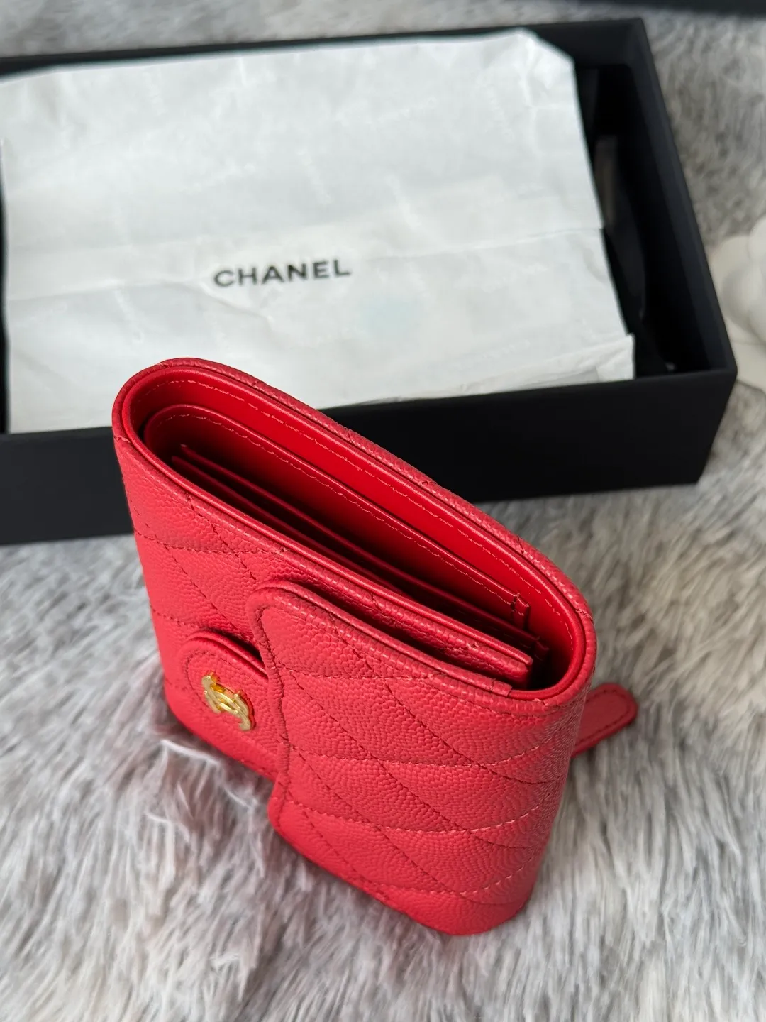 💰440💰 Made of calfskin, caviar, and cowhide, the CF short tri-fold wallet is now available! Chanel Grandma Xiang has 6 card slots, and there is a coin purse at the back, so you can put 2,000 Mao Zedong without any trouble at all! Delicate leather and gold hardware! Full of fashion sense, very fashionable, can be held in hand, can be put in the bag, very good for storage. Style number: 82288, size 10.5*11.5*3cm, color as shown in the picture, exclusive real shot