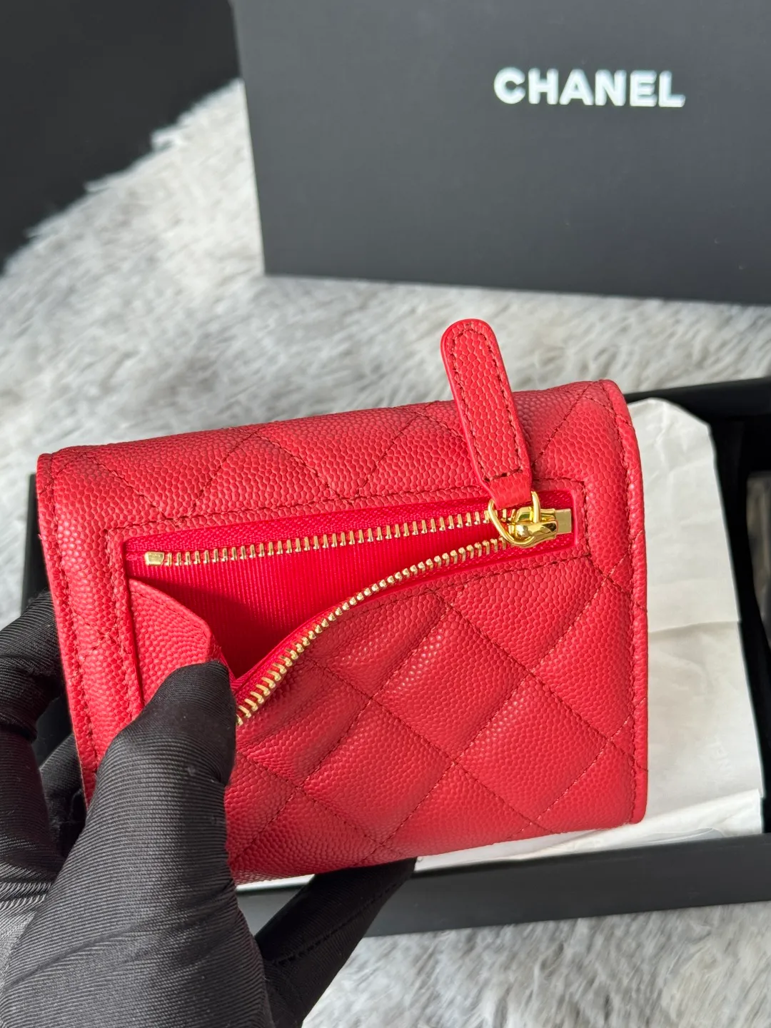 💰440💰 Made of calfskin, caviar, and cowhide, the CF short tri-fold wallet is now available! Chanel Grandma Xiang has 6 card slots, and there is a coin purse at the back, so you can put 2,000 Mao Zedong without any trouble at all! Delicate leather and gold hardware! Full of fashion sense, very fashionable, can be held in hand, can be put in the bag, very good for storage. Style number: 82288, size 10.5*11.5*3cm, color as shown in the picture, exclusive real shot