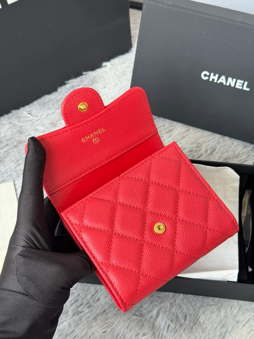 💰440💰 Made of calfskin, caviar, and cowhide, the CF short tri-fold wallet is now available! Chanel Grandma Xiang has 6 card slots, and there is a coin purse at the back, so you can put 2,000 Mao Zedong without any trouble at all! Delicate leather and gold hardware! Full of fashion sense, very fashionable, can be held in hand, can be put in the bag, very good for storage. Style number: 82288, size 10.5*11.5*3cm, color as shown in the picture, exclusive real shot