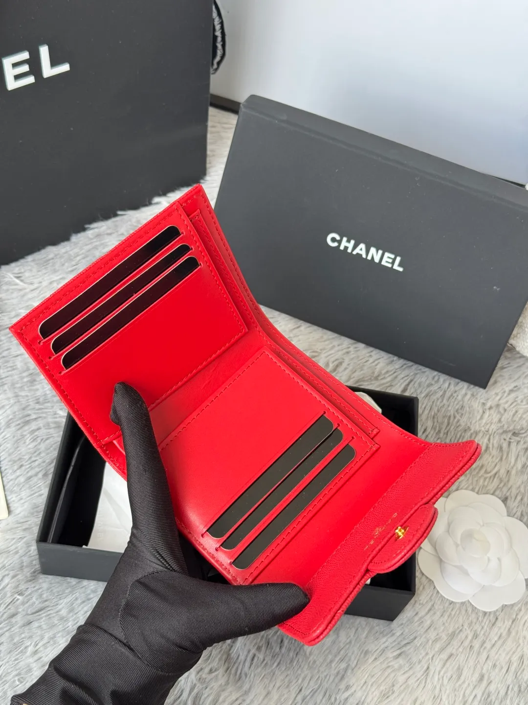 💰440💰 Made of calfskin, caviar, and cowhide, the CF short tri-fold wallet is now available! Chanel Grandma Xiang has 6 card slots, and there is a coin purse at the back, so you can put 2,000 Mao Zedong without any trouble at all! Delicate leather and gold hardware! Full of fashion sense, very fashionable, can be held in hand, can be put in the bag, very good for storage. Style number: 82288, size 10.5*11.5*3cm, color as shown in the picture, exclusive real shot
