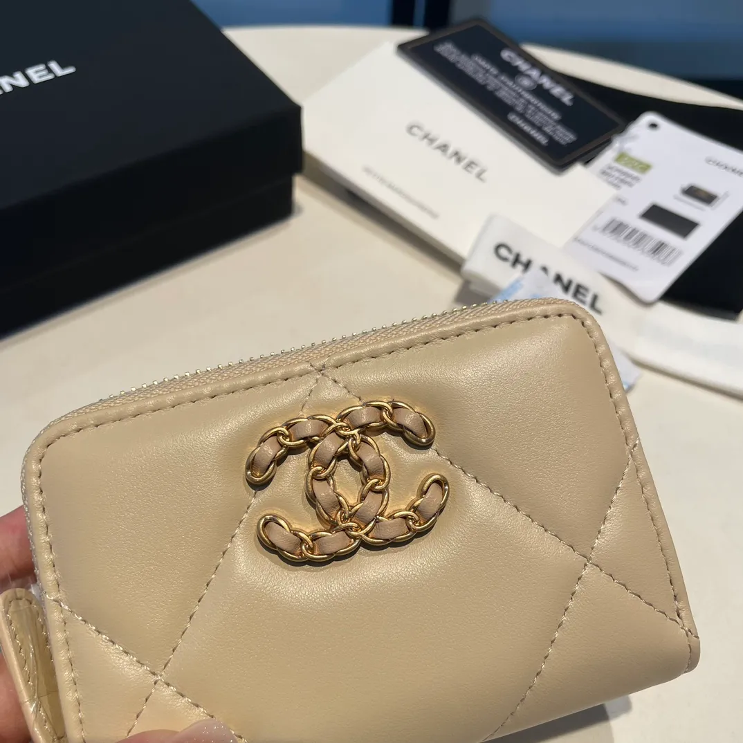 💰300😊 Upgraded version💋🆕 Ohanel new color🆕The latest zipper card holder, the texture of goatskin is invincible 😼The 19 series mainly promoted this season is the big rhombus, with a strong retro style👝Is there anyone who wants to buy each color🧸 The logo is eye-catching and unique, the goatskin has a light luster, and the temperament instantly ups and downs❣The fashionable style and style are also jointly created by Karl and Viard. The first series launched by the new artistic director will be a key recommendation of the brand from this year to next year, conveying the essence of the brand, with a full set of packaging 0945🍃size: 11.5*8cm