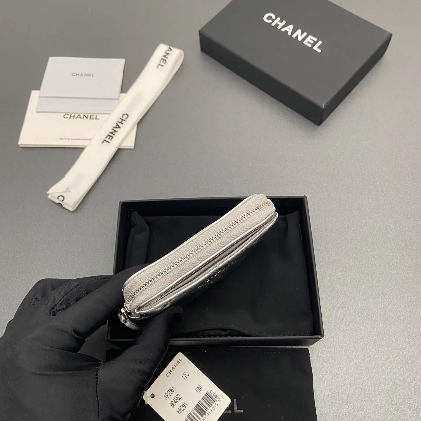 [Special grade hardware original leather] ¥380 Xiaoxiang small zipper bag card holder series Quilted card holder/wallet with iconic metal logo Gold tone metal hardware, special Italian imported leather 5 card slots, 1 small zipper bag No.: 2061 Silver sheepskin silver hardware Size: w11.5×h10×d2cm