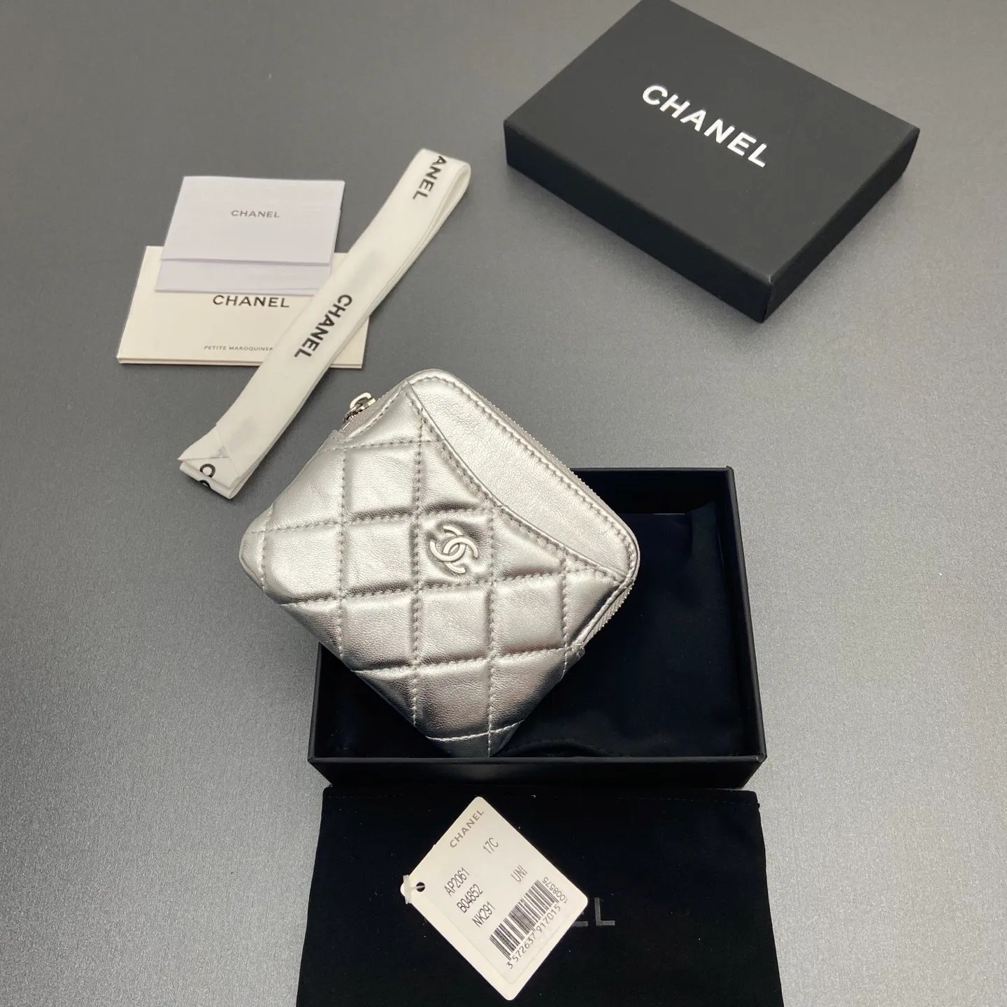 [Special grade hardware original leather] ¥380 Xiaoxiang small zipper bag card holder series Quilted card holder/wallet with iconic metal logo Gold tone metal hardware, special Italian imported leather 5 card slots, 1 small zipper bag No.: 2061 Silver sheepskin silver hardware Size: w11.5×h10×d2cm
