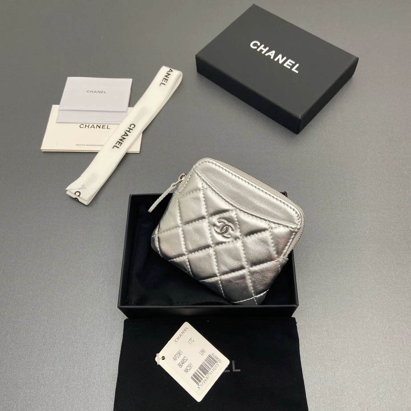 [Special grade hardware original leather] ¥380 Xiaoxiang small zipper bag card holder series Quilted card holder/wallet with iconic metal logo Gold tone metal hardware, special Italian imported leather 5 card slots, 1 small zipper bag No.: 2061 Silver sheepskin silver hardware Size: w11.5×h10×d2cm