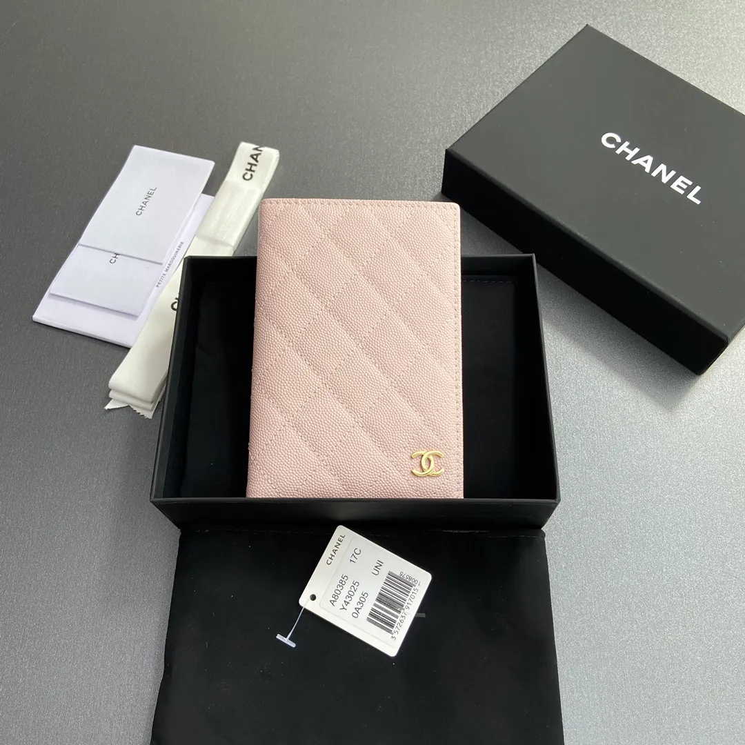 [Special grade hardware original leather] ¥280 Xiaoxiang passport holder series Quilted card holder with iconic metal logo Gold tone metal hardware, special Italian imported leather 4 card slots, 1 passport holder Number: 80385 Light pink fine ball gold Size: w10×h15×d2cm