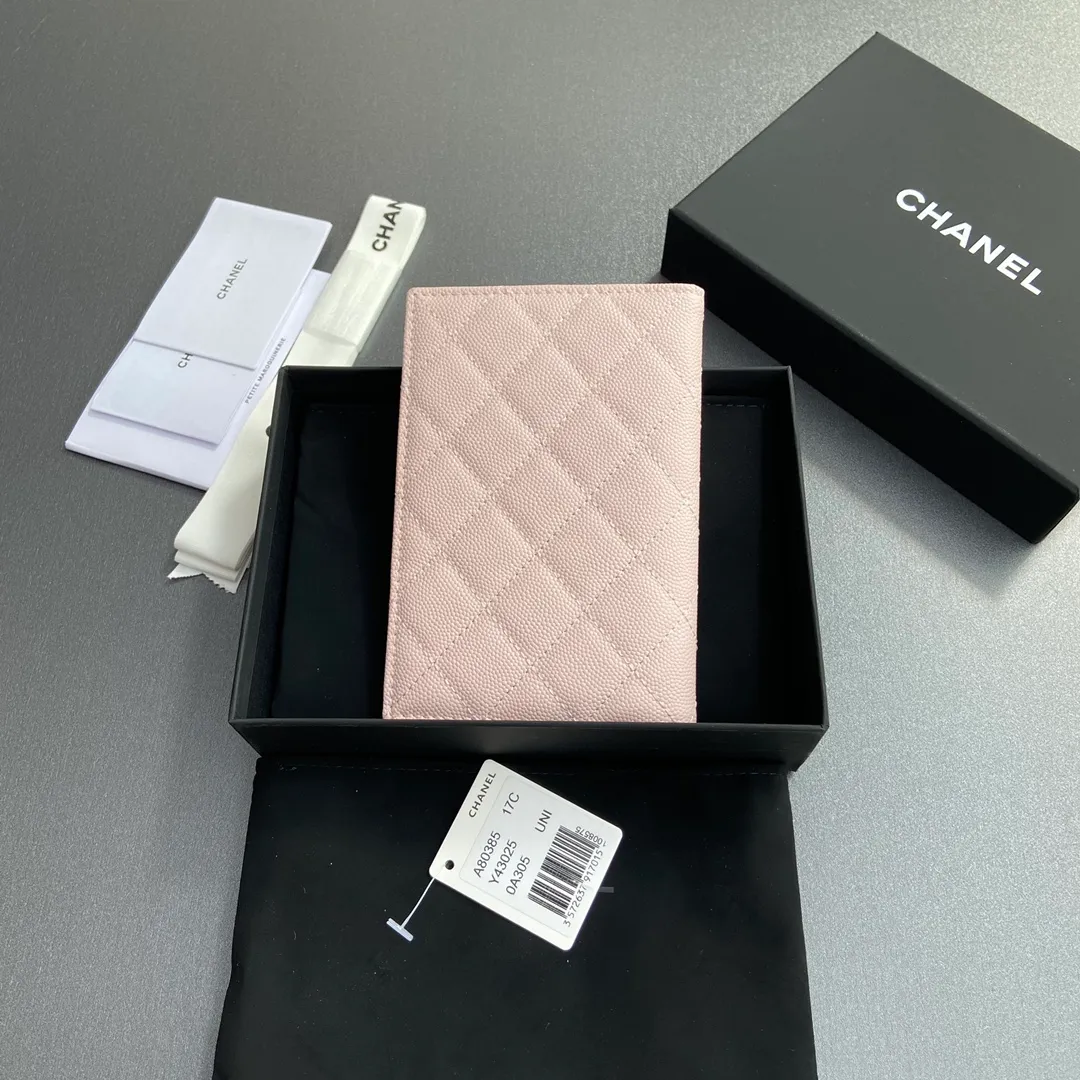 [Special grade hardware original leather] ¥280 Xiaoxiang passport holder series Quilted card holder with iconic metal logo Gold tone metal hardware, special Italian imported leather 4 card slots, 1 passport holder Number: 80385 Light pink fine ball gold Size: w10×h15×d2cm