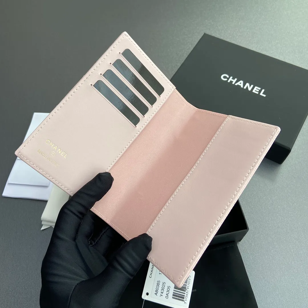 [Special grade hardware original leather] ¥280 Xiaoxiang passport holder series Quilted card holder with iconic metal logo Gold tone metal hardware, special Italian imported leather 4 card slots, 1 passport holder Number: 80385 Light pink fine ball gold Size: w10×h15×d2cm