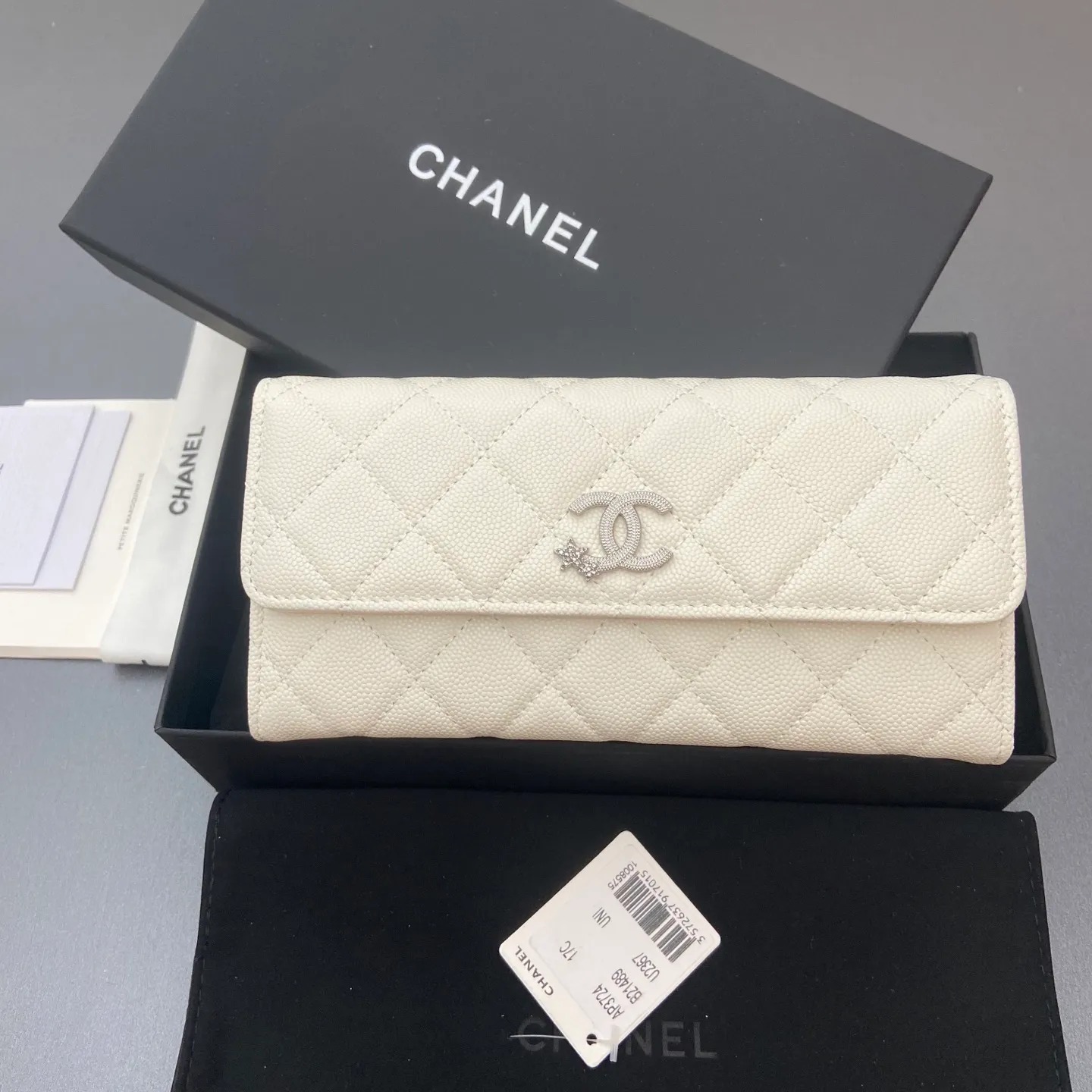 25b new series caviar cowhide with stars ⭐logo shiny blingblibg~ flip long clip wallet series white fine ball pattern silver star hardware 12 card slots, two banknote compartments two compartments, 1 zipper bag Price: 250 No.: 3724 Size: w19×h10×d3cm