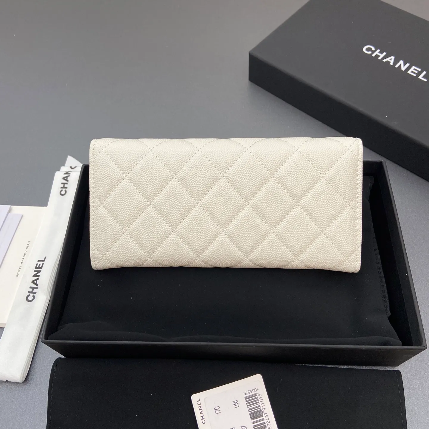 25b new series caviar cowhide with stars ⭐logo shiny blingblibg~ flip long clip wallet series white fine ball pattern silver star hardware 12 card slots, two banknote compartments two compartments, 1 zipper bag Price: 250 No.: 3724 Size: w19×h10×d3cm