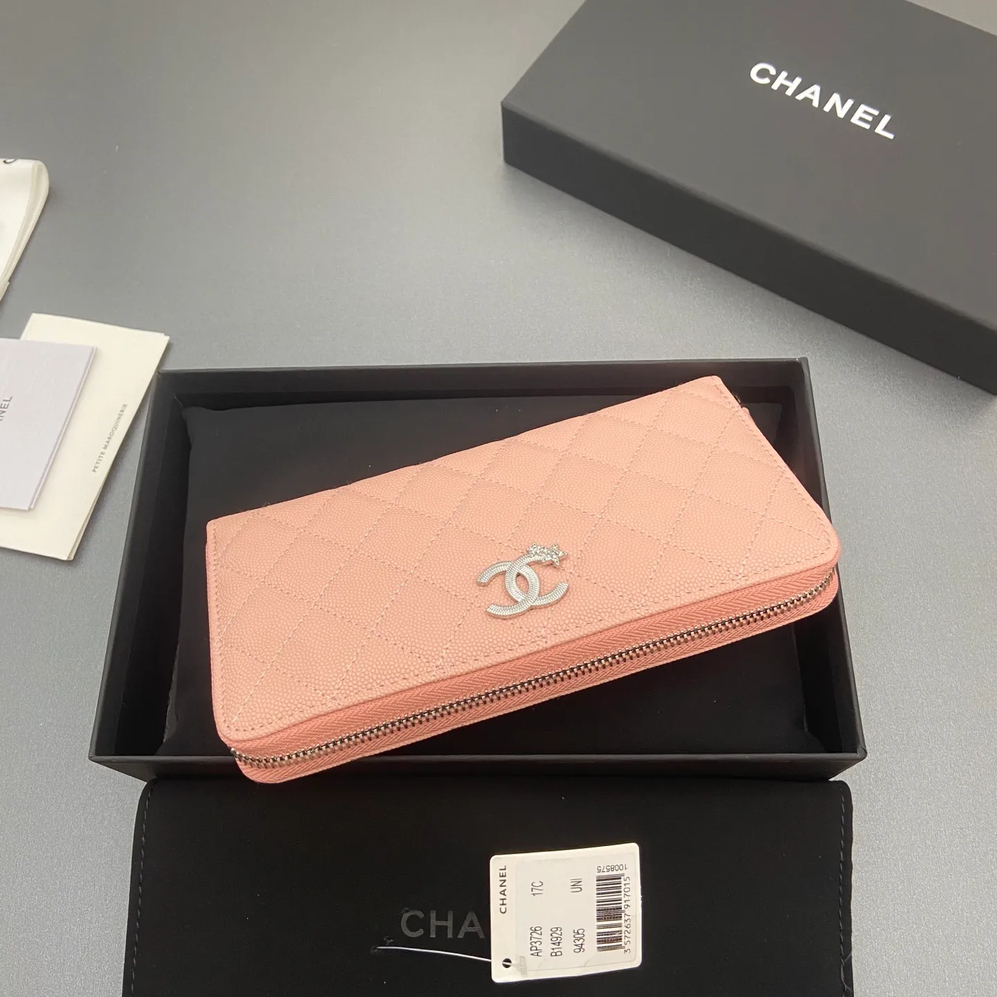 25b new series caviar cowhide with stars ⭐logo shiny blingblibg~zipper bag series pink fine ball pattern silver star hardware 12 card slots, two banknote compartments two compartments, 1 zipper bag Price: 250 No.: 3726 Size: w19×h10×d3cm