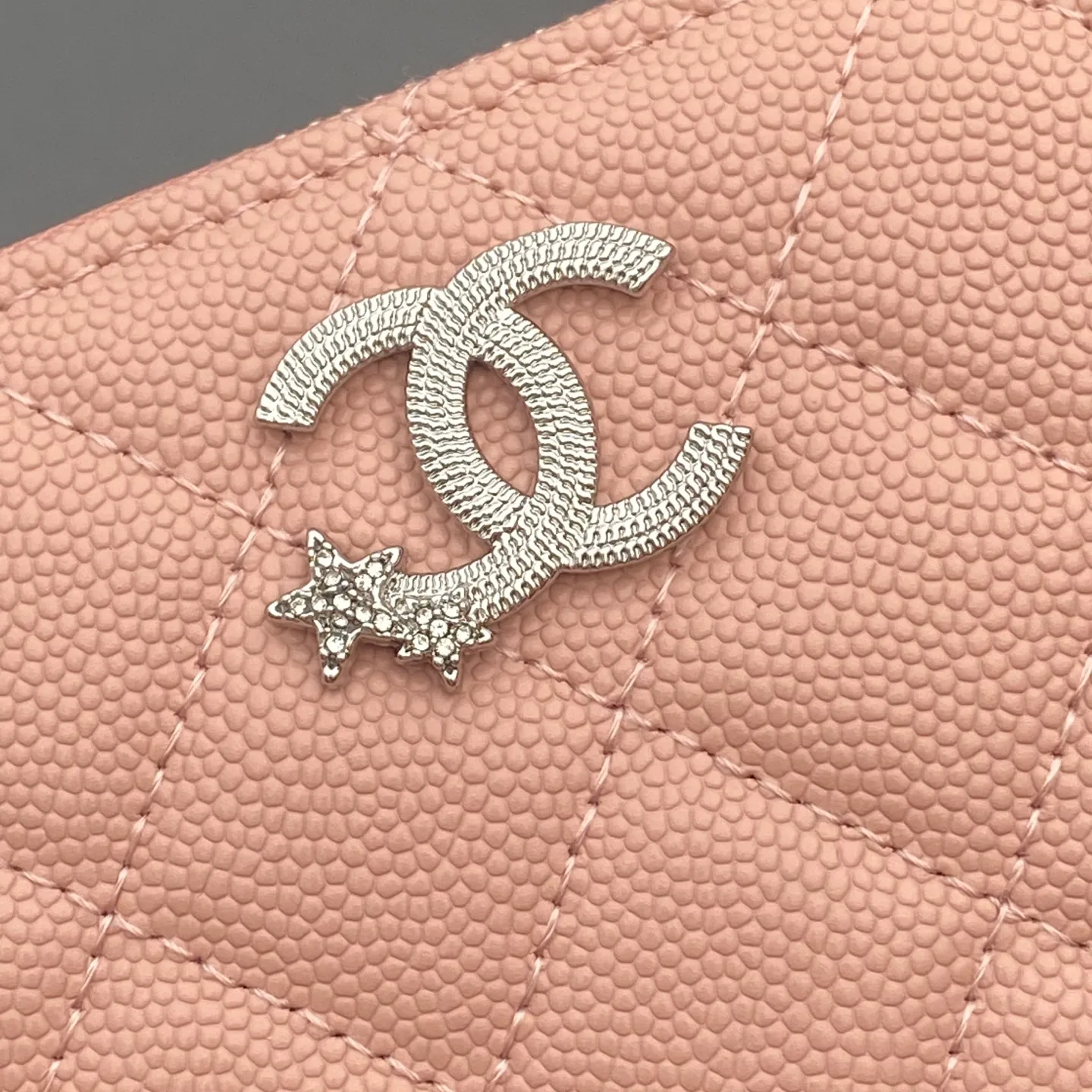 25b new series caviar cowhide with stars ⭐logo shiny blingblibg~zipper bag series pink fine ball pattern silver star hardware 12 card slots, two banknote compartments two compartments, 1 zipper bag Price: 250 No.: 3726 Size: w19×h10×d3cm
