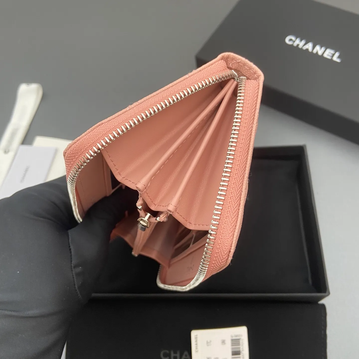 25b new series caviar cowhide with stars ⭐logo shiny blingblibg~zipper bag series pink fine ball pattern silver star hardware 12 card slots, two banknote compartments two compartments, 1 zipper bag Price: 250 No.: 3726 Size: w19×h10×d3cm