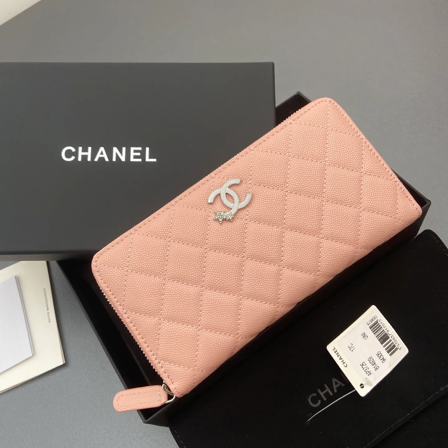 25b new series caviar cowhide with stars ⭐logo shiny blingblibg~zipper bag series pink fine ball pattern silver star hardware 12 card slots, two banknote compartments two compartments, 1 zipper bag Price: 250 No.: 3726 Size: w19×h10×d3cm