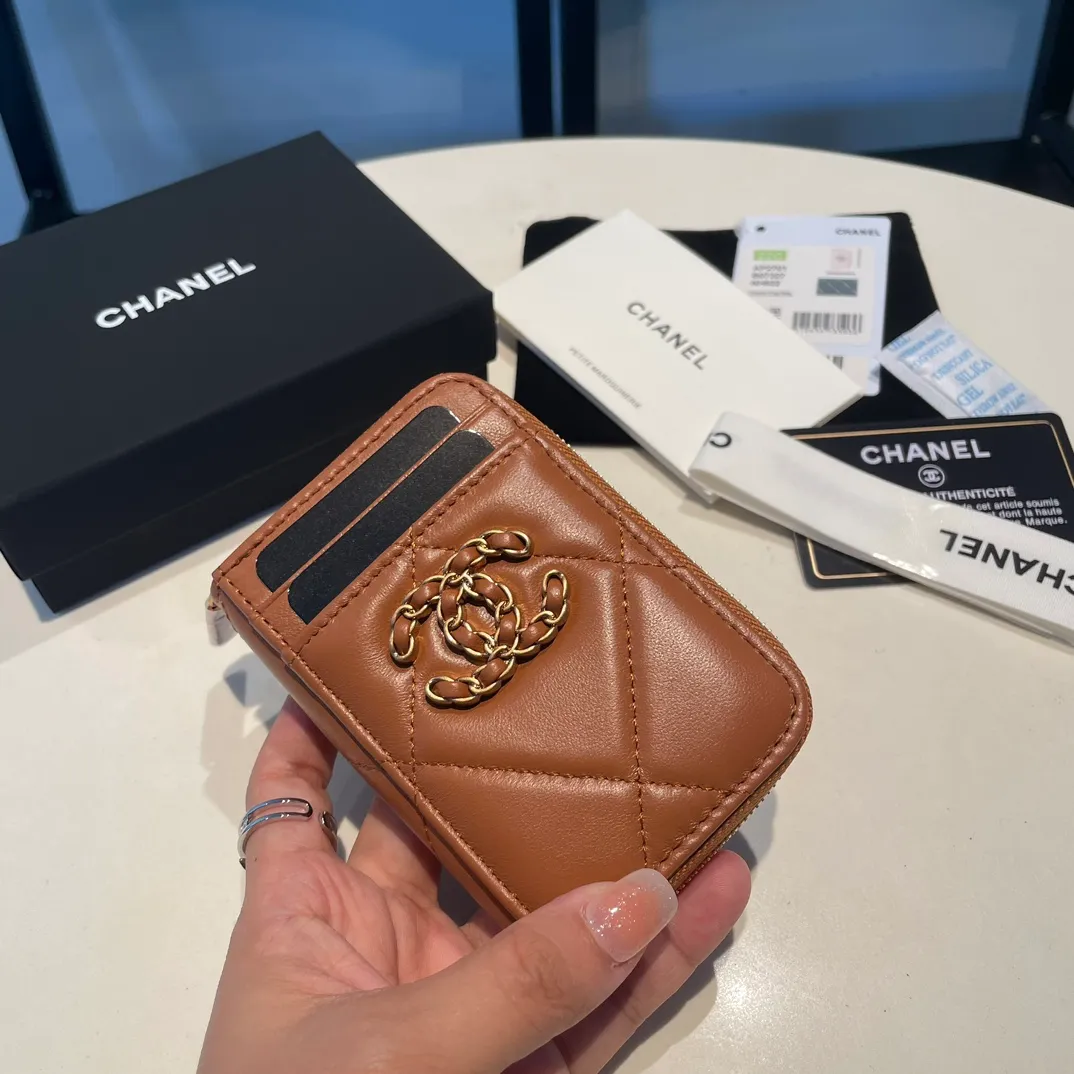 💰320😊Upgraded version💋🆕Ohanel new color🆕The latest zipper card holder with multiple card slots. The texture of goatskin is unparalleled. 😼The 19 series that is mainly recommended this season is a big rhombus with a strong retro style. I want to buy every color🧸 The logo is eye-catching and unique, the goatskin has a faint luster, and the temperament instantly ups and downs❣The fashionable style and style are also jointly created by Karl and Viard. The first series launched by the new artistic director will be a key recommendation of the brand from this year to next year, conveying the essence of the brand, with a full set of packaging 2701🍃size: 7.5*11cm