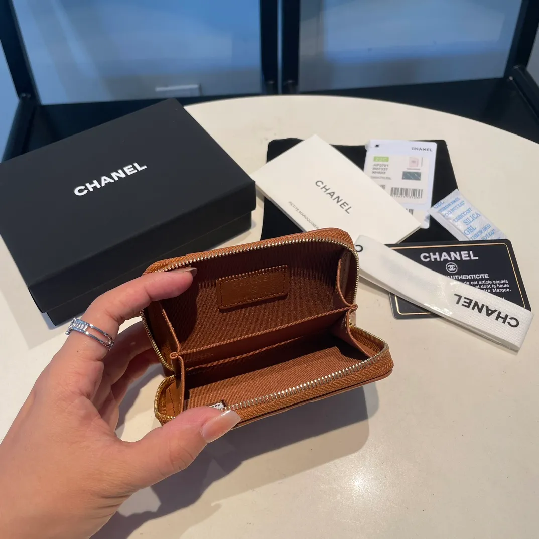 💰320😊Upgraded version💋🆕Ohanel new color🆕The latest zipper card holder with multiple card slots. The texture of goatskin is unparalleled. 😼The 19 series that is mainly recommended this season is a big rhombus with a strong retro style. I want to buy every color🧸 The logo is eye-catching and unique, the goatskin has a faint luster, and the temperament instantly ups and downs❣The fashionable style and style are also jointly created by Karl and Viard. The first series launched by the new artistic director will be a key recommendation of the brand from this year to next year, conveying the essence of the brand, with a full set of packaging 2701🍃size: 7.5*11cm