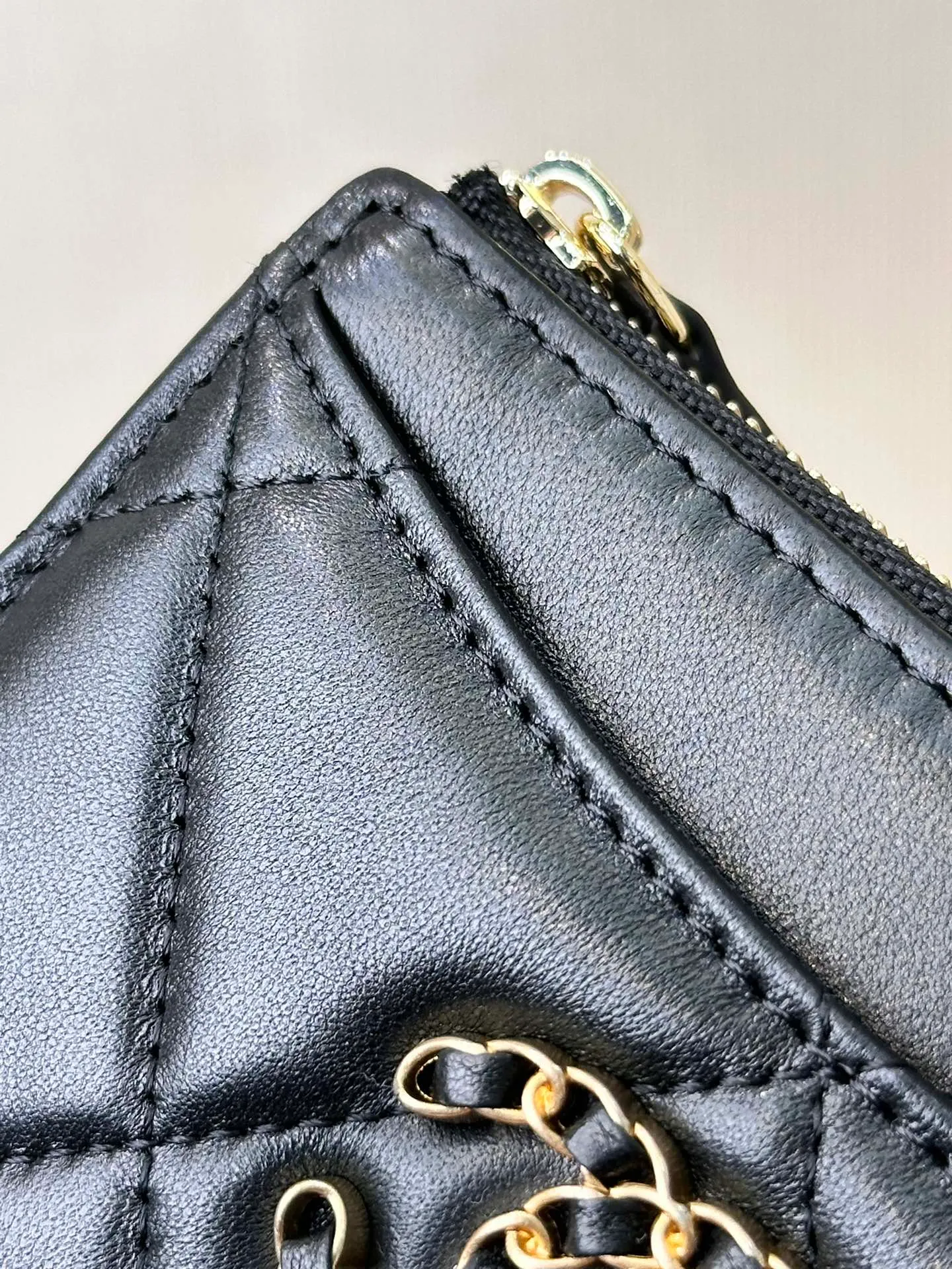 3176 leather chain logo black