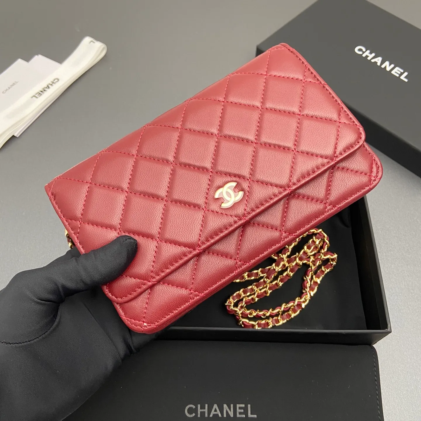 Xiaoxiang imported Italian sheepskin Item number: A0250 Price: 640 Size: w20×h13×d3.5cm Color: Burgundy sheepskin gold steel mark