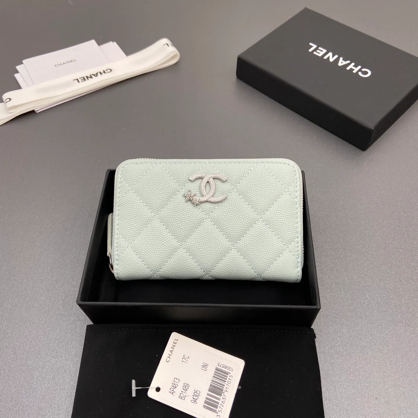 25b new series caviar cowhide with stars ⭐logo shiny blingblibg~zipper bag card holder series 6 card slots, 1 zipper bag Item number: A 4813 Price: 360 Size: w13×h8.5×d2cm Color: light blue fine ball pattern silver star hardware