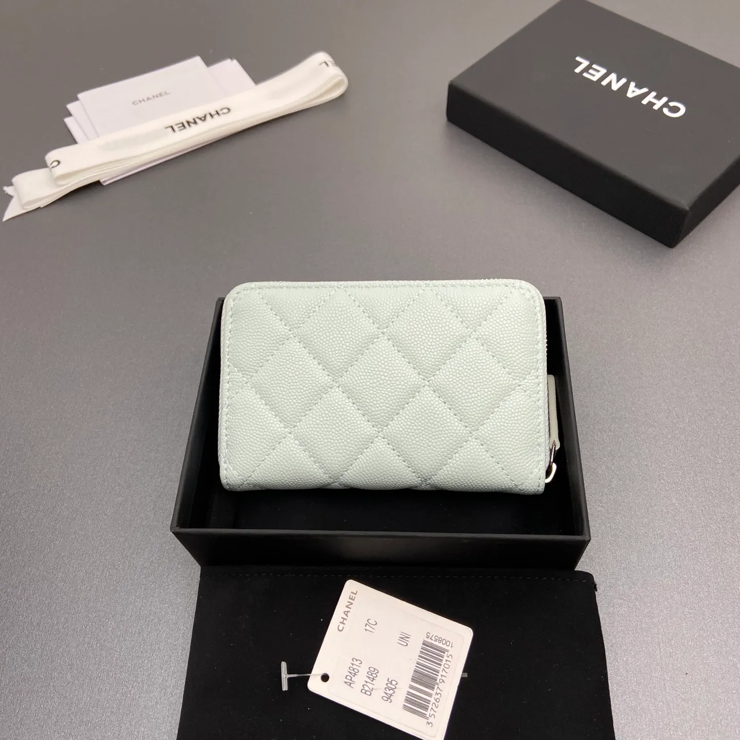 25b new series caviar cowhide with stars ⭐logo shiny blingblibg~zipper bag card holder series 6 card slots, 1 zipper bag Item number: A 4813 Price: 360 Size: w13×h8.5×d2cm Color: light blue fine ball pattern silver star hardware