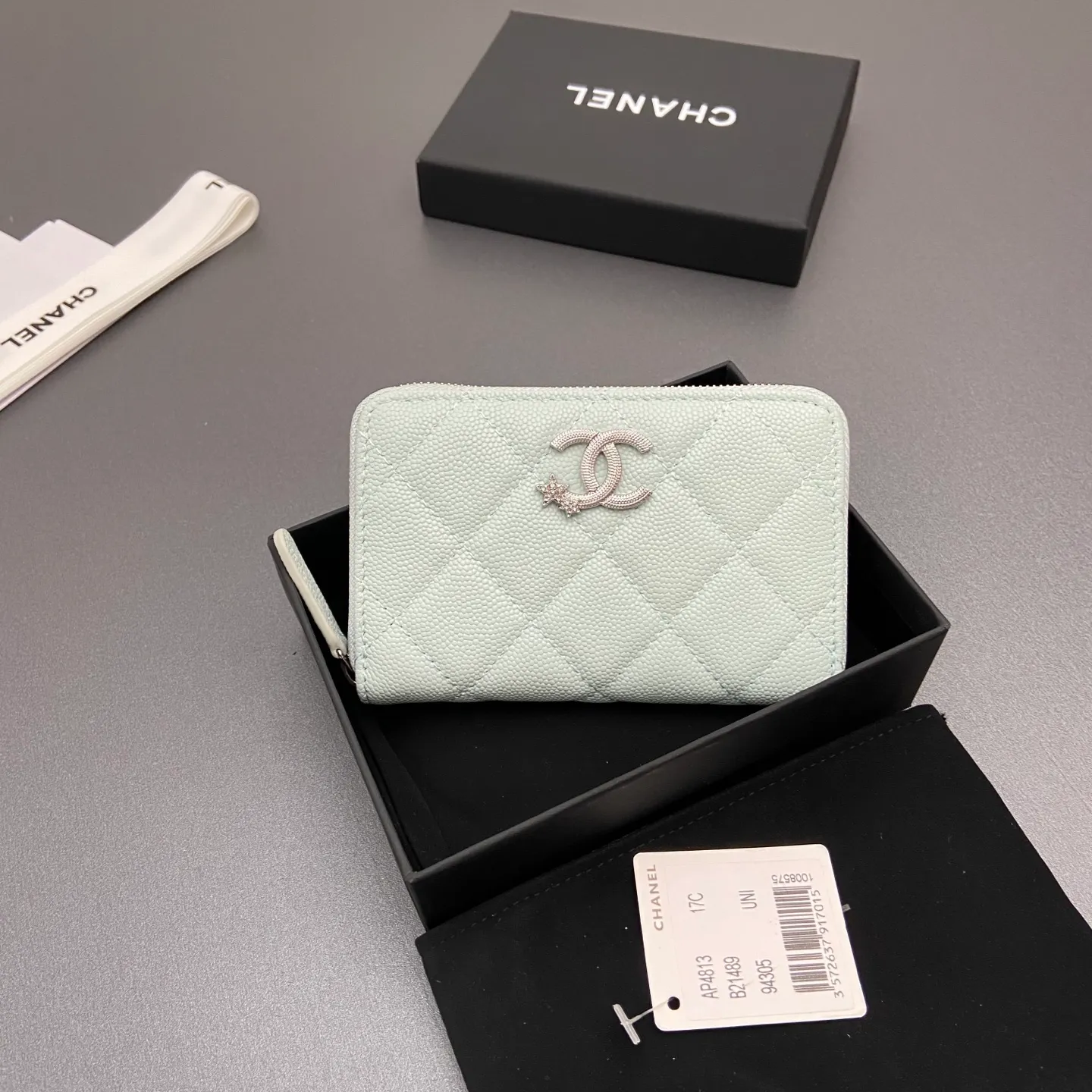 25b new series caviar cowhide with stars ⭐logo shiny blingblibg~zipper bag card holder series 6 card slots, 1 zipper bag Item number: A 4813 Price: 360 Size: w13×h8.5×d2cm Color: light blue fine ball pattern silver star hardware
