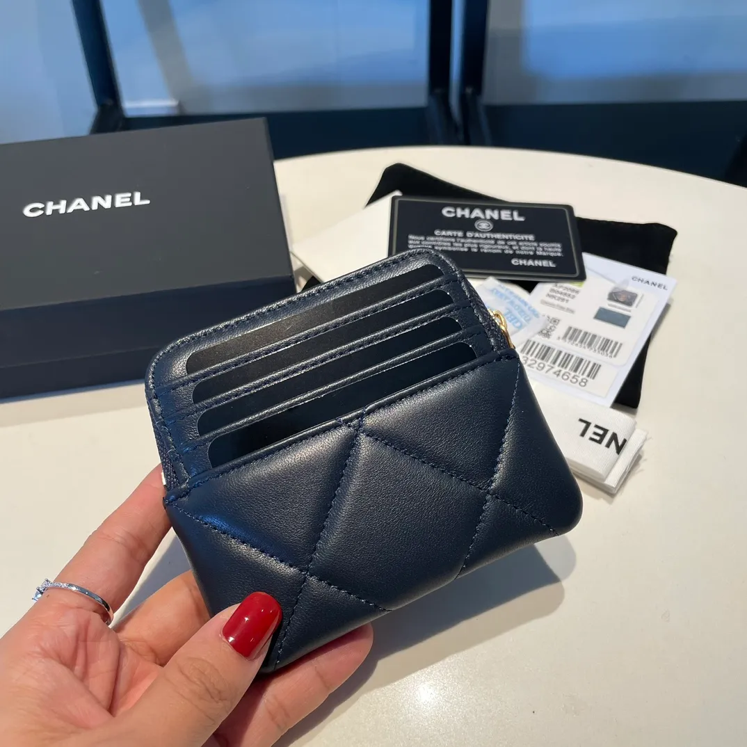 💰440😊Upgraded version💋🆕Ohanel new color🆕The latest zipper card holder coin purse with multiple card slots. The texture of goatskin is unparalleled. 😼The 19 series that is mainly recommended this season is a big rhombus with a strong retro style. Is there anyone who wants to buy every color?🧸 The logo is eye-catching and unique, the goatskin has a faint luster, and the temperament instantly ups and downs❣The fashionable style and style are also co-created by Karl and Viard. The first series launched by the new artistic director will be a key recommendation of the brand from this year to next year, conveying the essence of the brand, with a full set of packaging 2086🍃size: 12*9.5cm