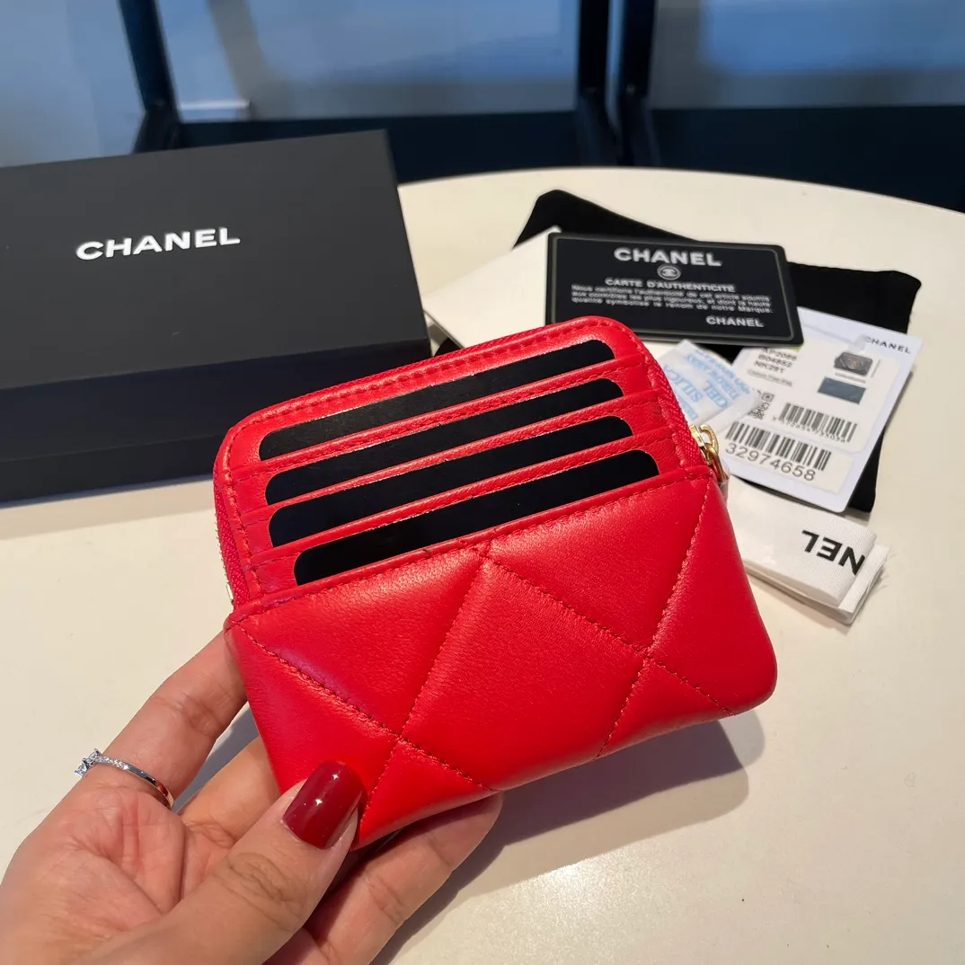💰440😊Upgraded version💋🆕Ohanel new color🆕The latest zipper card holder coin purse with multiple card slots. The texture of goatskin is unparalleled. 😼The 19 series that is mainly recommended this season is a big rhombus with a strong retro style. Is there anyone who wants to buy every color?🧸 The logo is eye-catching and unique, the goatskin has a faint luster, and the temperament instantly ups and downs❣The fashionable style and style are also co-created by Karl and Viard. The first series launched by the new artistic director will be a key recommendation of the brand from this year to next year, conveying the essence of the brand, with a full set of packaging 2086🍃size: 12*9.5cm