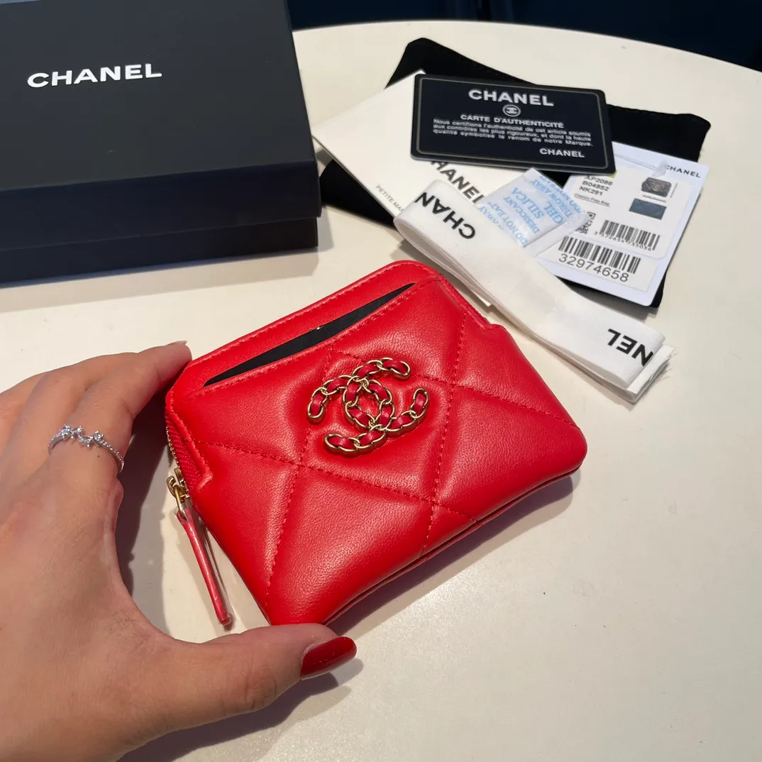 💰440😊Upgraded version💋🆕Ohanel new color🆕The latest zipper card holder coin purse with multiple card slots. The texture of goatskin is unparalleled. 😼The 19 series that is mainly recommended this season is a big rhombus with a strong retro style. Is there anyone who wants to buy every color?🧸 The logo is eye-catching and unique, the goatskin has a faint luster, and the temperament instantly ups and downs❣The fashionable style and style are also co-created by Karl and Viard. The first series launched by the new artistic director will be a key recommendation of the brand from this year to next year, conveying the essence of the brand, with a full set of packaging 2086🍃size: 12*9.5cm