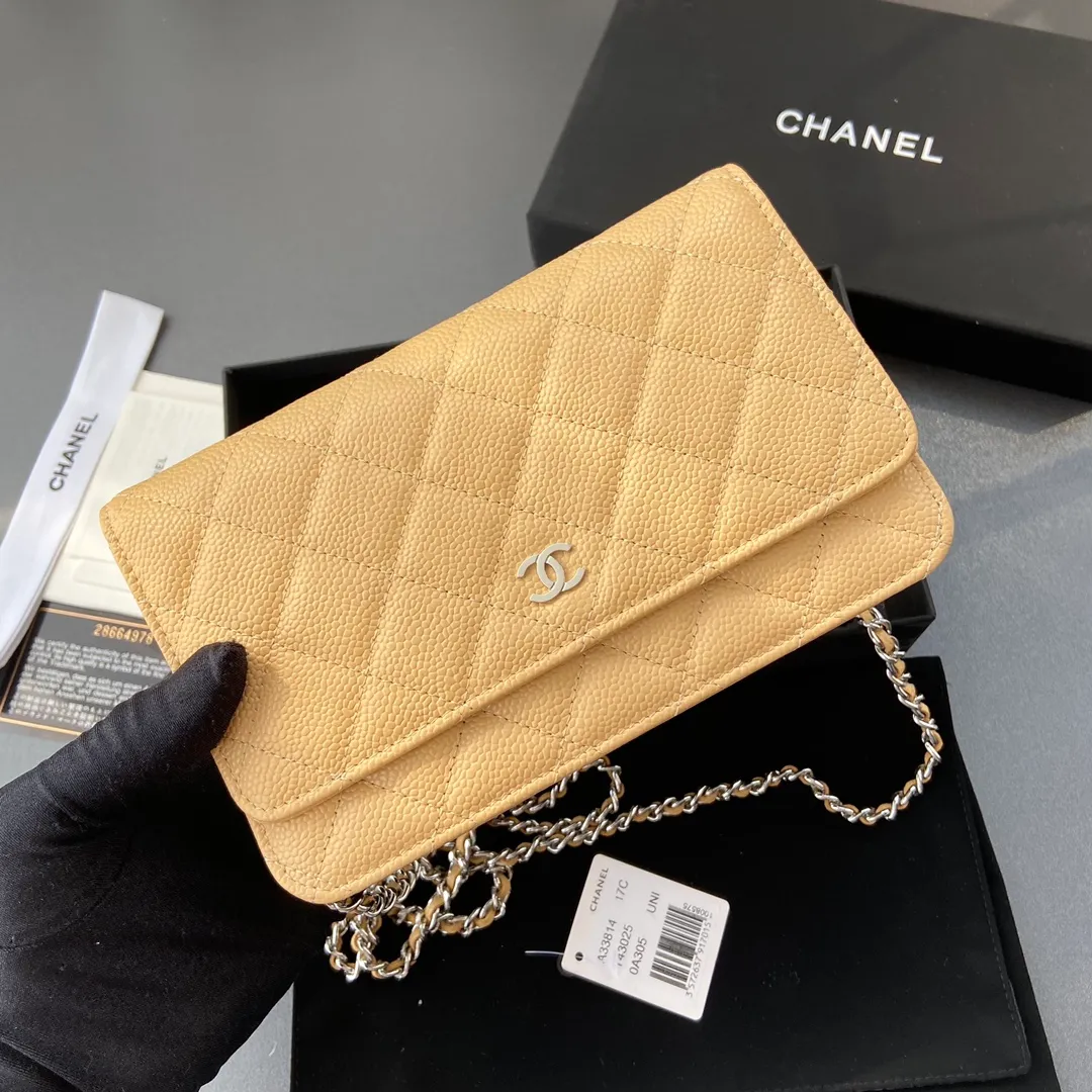 Snap button 600💰Xiaoxiang imported Italian calfskin Item number: A33814 Size: w20×h13×d3.5cm Color: apricot ball pattern silver buckle steel mark