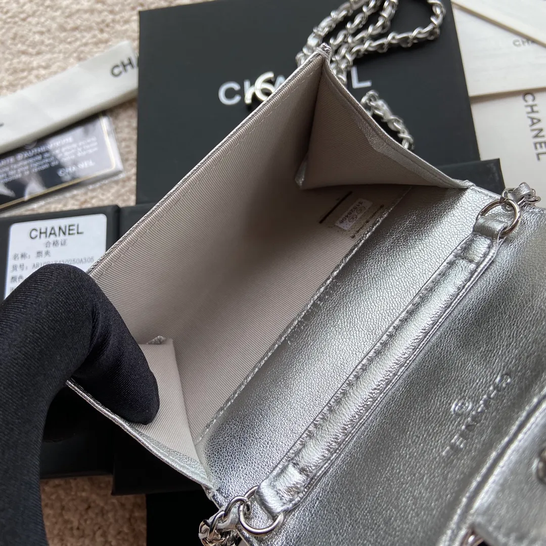 Xiaoxiang imported Italian sheepskin Item number: A81081 (chain small card holder) 💰: 420 Size: w11×h7cm Color: silver sheepskin silver steel mark
