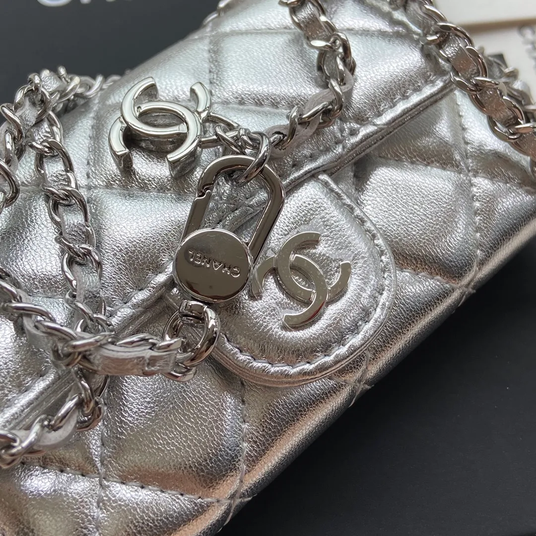 Xiaoxiang imported Italian sheepskin Item number: A81081 (chain small card holder) 💰: 420 Size: w11×h7cm Color: silver sheepskin silver steel mark