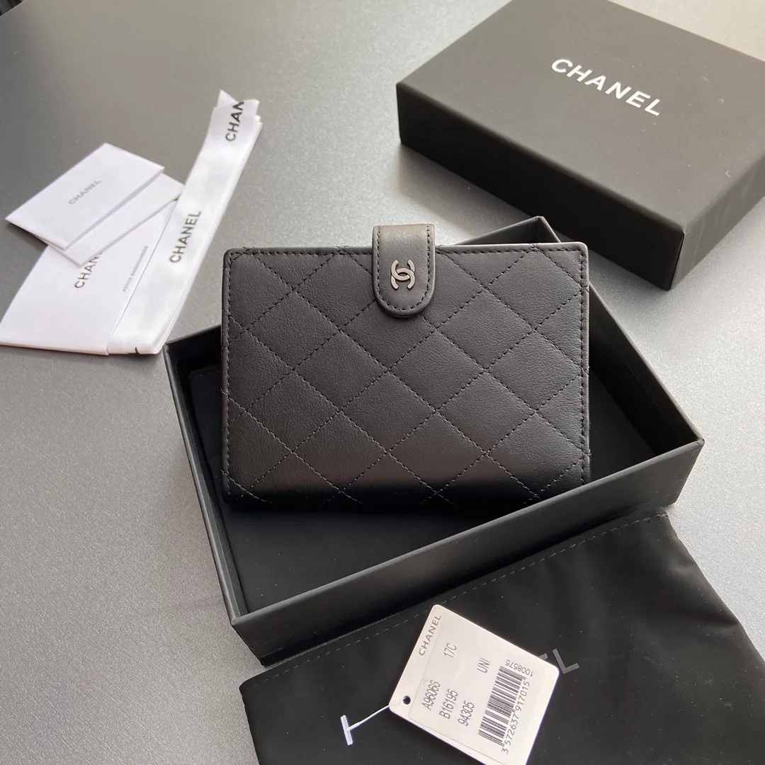 [Special grade hardware original leather] 440 Xiaoxiang Passport Holder Series Quilted with iconic metal logo Black-tone metal hardware, special Italian imported leather 4 card slots, 1 small zipper pocket. 1 banknote compartment, 1 passport holder card slot No.: 96066 Black Cow Black Size: w10×h14×d2cm
