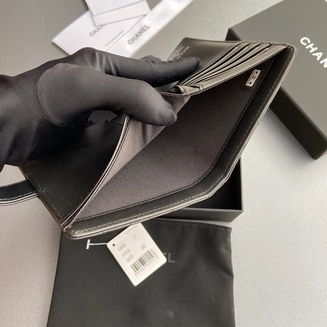 [Special grade hardware original leather] 440 Xiaoxiang Passport Holder Series Quilted with iconic metal logo Black-tone metal hardware, special Italian imported leather 4 card slots, 1 small zipper pocket. 1 banknote compartment, 1 passport holder card slot No.: 96066 Black Cow Black Size: w10×h14×d2cm