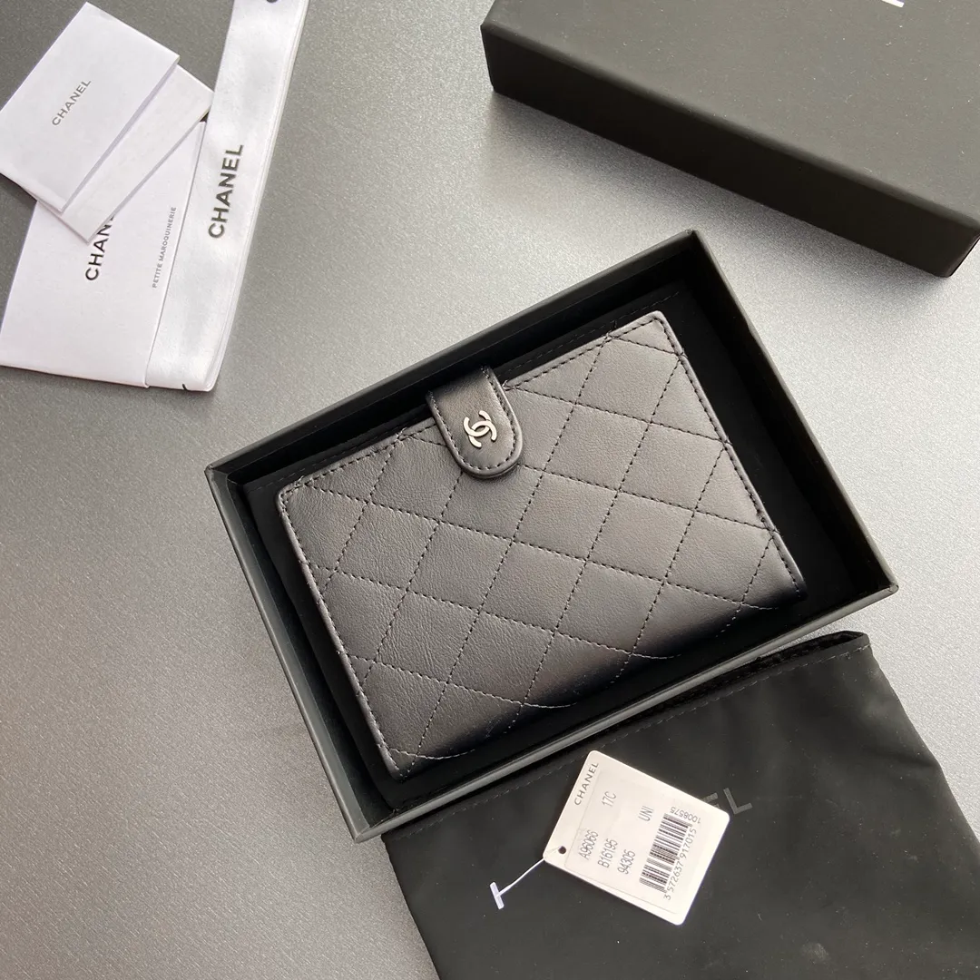 [Special grade hardware original leather] 440 Xiaoxiang Passport Holder Series Quilted with iconic metal logo Black-tone metal hardware, special Italian imported leather 4 card slots, 1 small zipper pocket. 1 banknote compartment, 1 passport holder card slot No.: 96066 Black Cow Black Size: w10×h14×d2cm