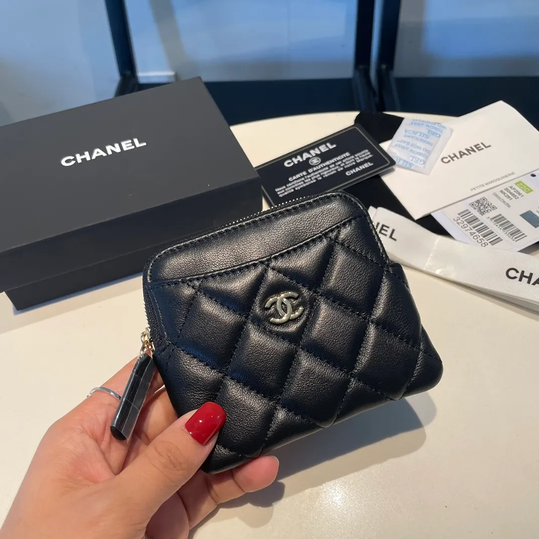 💰420😊Upgraded version💋Chanel 🆕Cowhide🐂Sheepskin is available, with gold and silver buckles☺️Classic zipper bag with multiple card slots for change. It can also bring convenience to various bank cards, supermarket cards, shopping cards, and membership cards. It is so small and easy to carry. It is the most fashionable and popular element of coin purses. Do you own it? Comes with the latest complete set of packaging 2061🍃size: 12*9.5cm