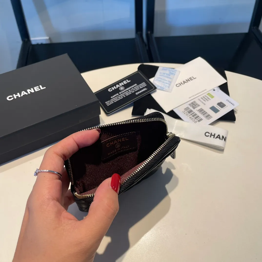 💰420😊Upgraded version💋Chanel 🆕Cowhide🐂Sheepskin is available, with gold and silver buckles☺️Classic zipper bag with multiple card slots for change. It can also bring convenience to various bank cards, supermarket cards, shopping cards, and membership cards. It is so small and easy to carry. It is the most fashionable and popular element of coin purses. Do you own it? Comes with the latest complete set of packaging 2061🍃size: 12*9.5cm