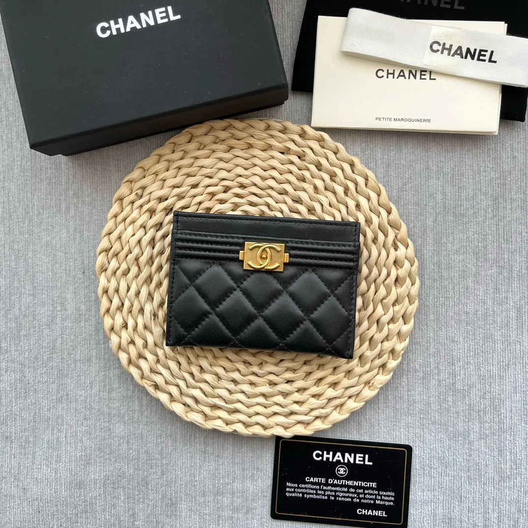 ¥220 [Original quality] [With serial code] CHANEL's new leboy card holder has a rhombus pattern, very attractive! The retro gold buckle has an old-fashioned feel and is very fashionable and retro❤️This small card holder is very cost-effective, and you can also put some change in the three card slots👍Model number: 84431 Size: 11×7.5×1cm