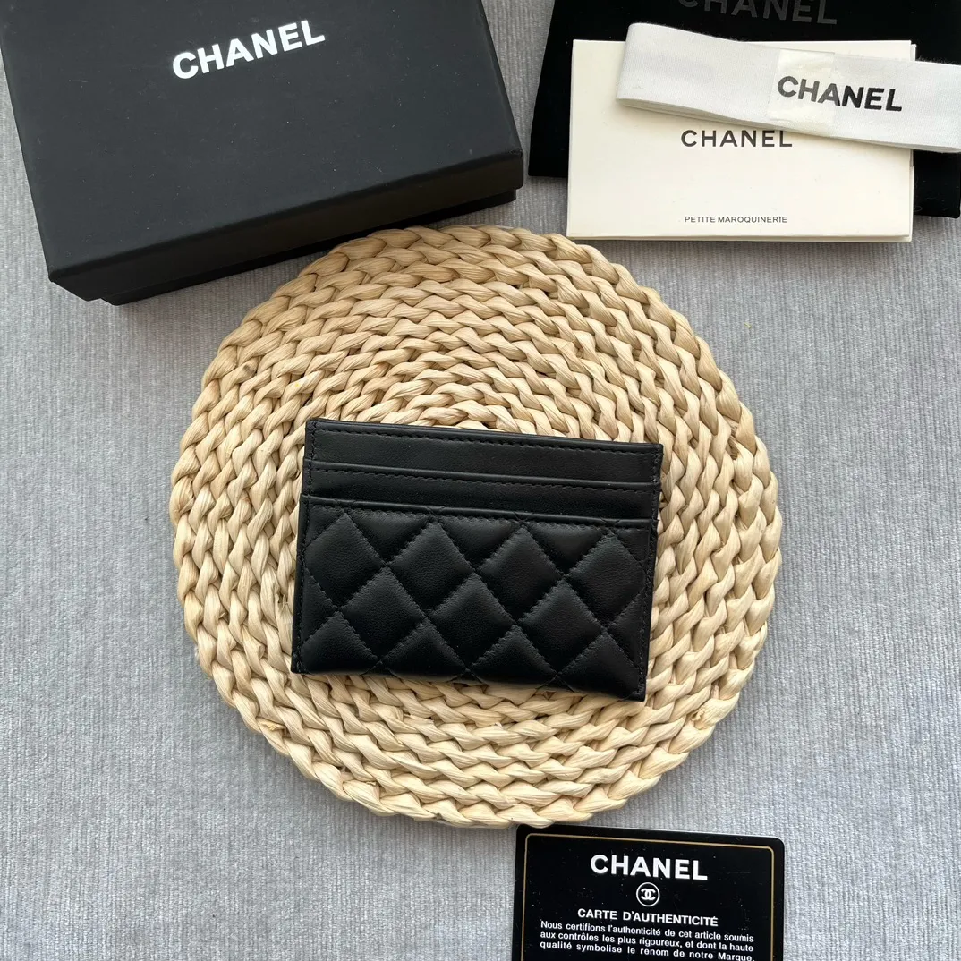 ¥220 [Original quality] [With serial code] CHANEL's new leboy card holder has a rhombus pattern, very attractive! The retro gold buckle has an old-fashioned feel and is very fashionable and retro❤️This small card holder is very cost-effective, and you can also put some change in the three card slots👍Model number: 84431 Size: 11×7.5×1cm