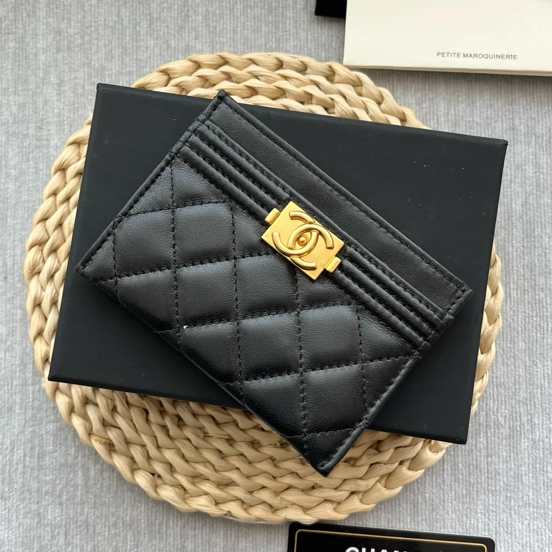 ¥220 [Original quality] [With serial code] CHANEL's new leboy card holder has a rhombus pattern, very attractive! The retro gold buckle has an old-fashioned feel and is very fashionable and retro❤️This small card holder is very cost-effective, and you can also put some change in the three card slots👍Model number: 84431 Size: 11×7.5×1cm