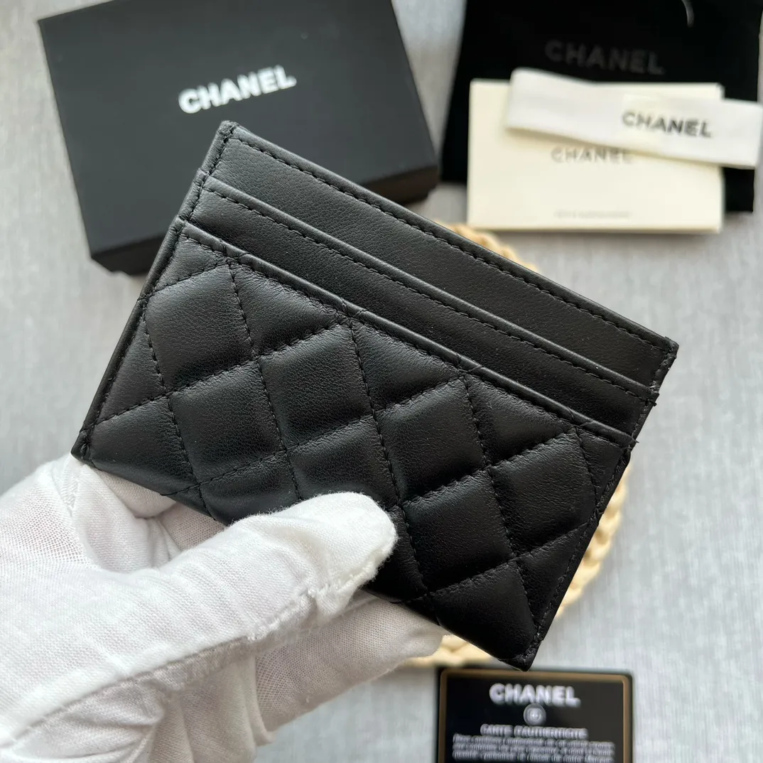 ¥220 [Original quality] [With serial code] CHANEL's new leboy card holder has a rhombus pattern, very attractive! The retro gold buckle has an old-fashioned feel and is very fashionable and retro❤️This small card holder is very cost-effective, and you can also put some change in the three card slots👍Model number: 84431 Size: 11×7.5×1cm