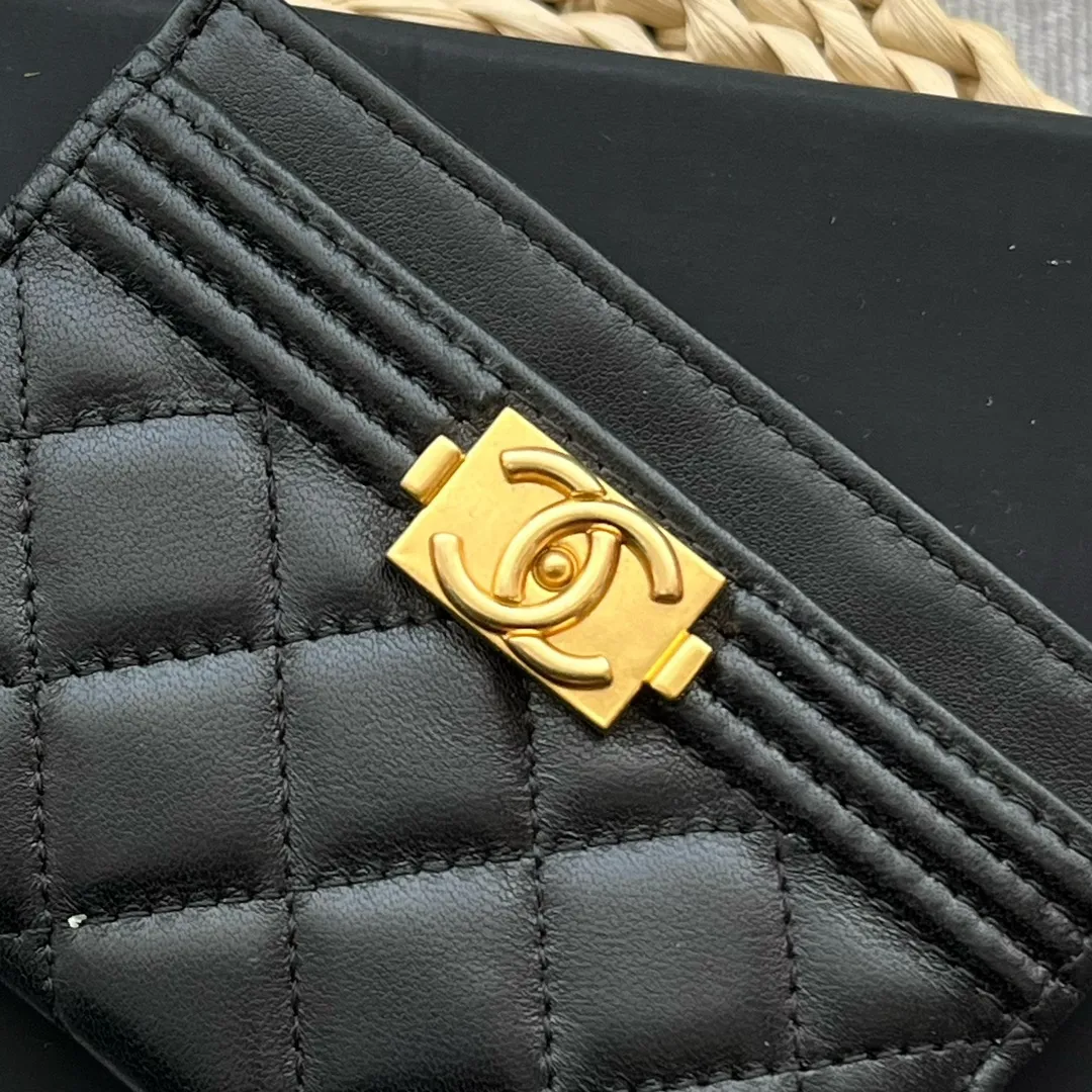 ¥220 [Original quality] [With serial code] CHANEL's new leboy card holder has a rhombus pattern, very attractive! The retro gold buckle has an old-fashioned feel and is very fashionable and retro❤️This small card holder is very cost-effective, and you can also put some change in the three card slots👍Model number: 84431 Size: 11×7.5×1cm