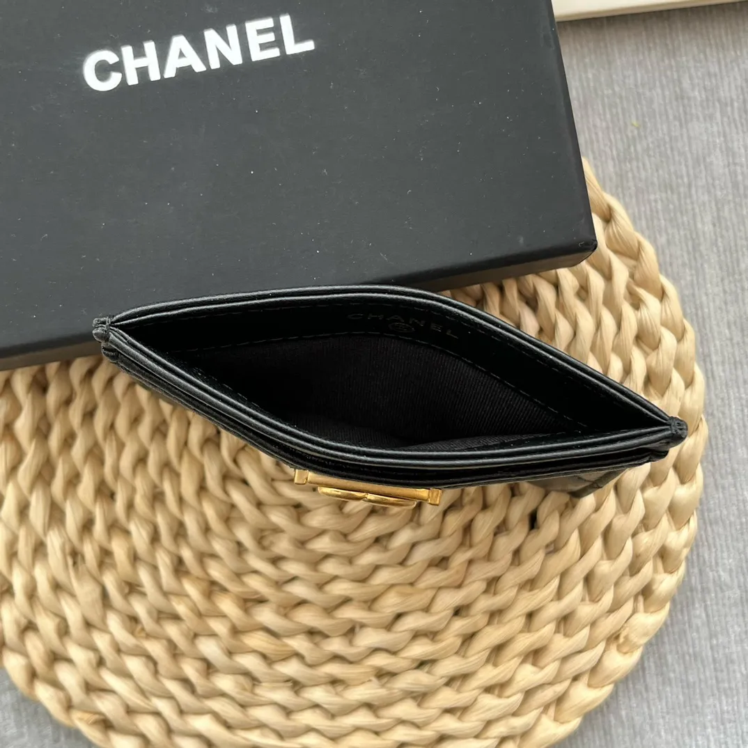 ¥220 [Original quality] [With serial code] CHANEL's new leboy card holder has a rhombus pattern, very attractive! The retro gold buckle has an old-fashioned feel and is very fashionable and retro❤️This small card holder is very cost-effective, and you can also put some change in the three card slots👍Model number: 84431 Size: 11×7.5×1cm