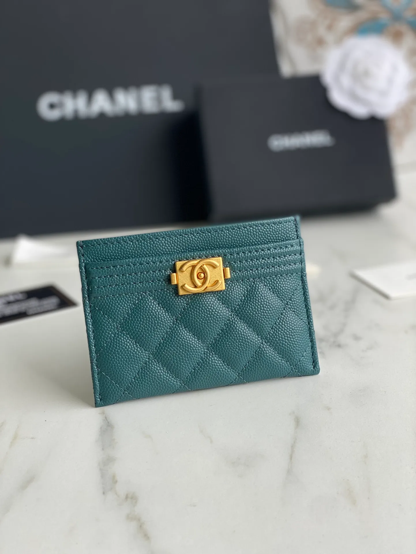 220💰[Original quality][With serial code] CHANEL’s new leboy card holder has arrived! The imported rhombus pattern is very attractive! The retro gilt buckle has an old-fashioned feel and is very fashionable and retro❤️This small card holder is very cost-effective and you can also put some change in the three card slots👍Model number: 84431 Size: 11×7.5×1cm