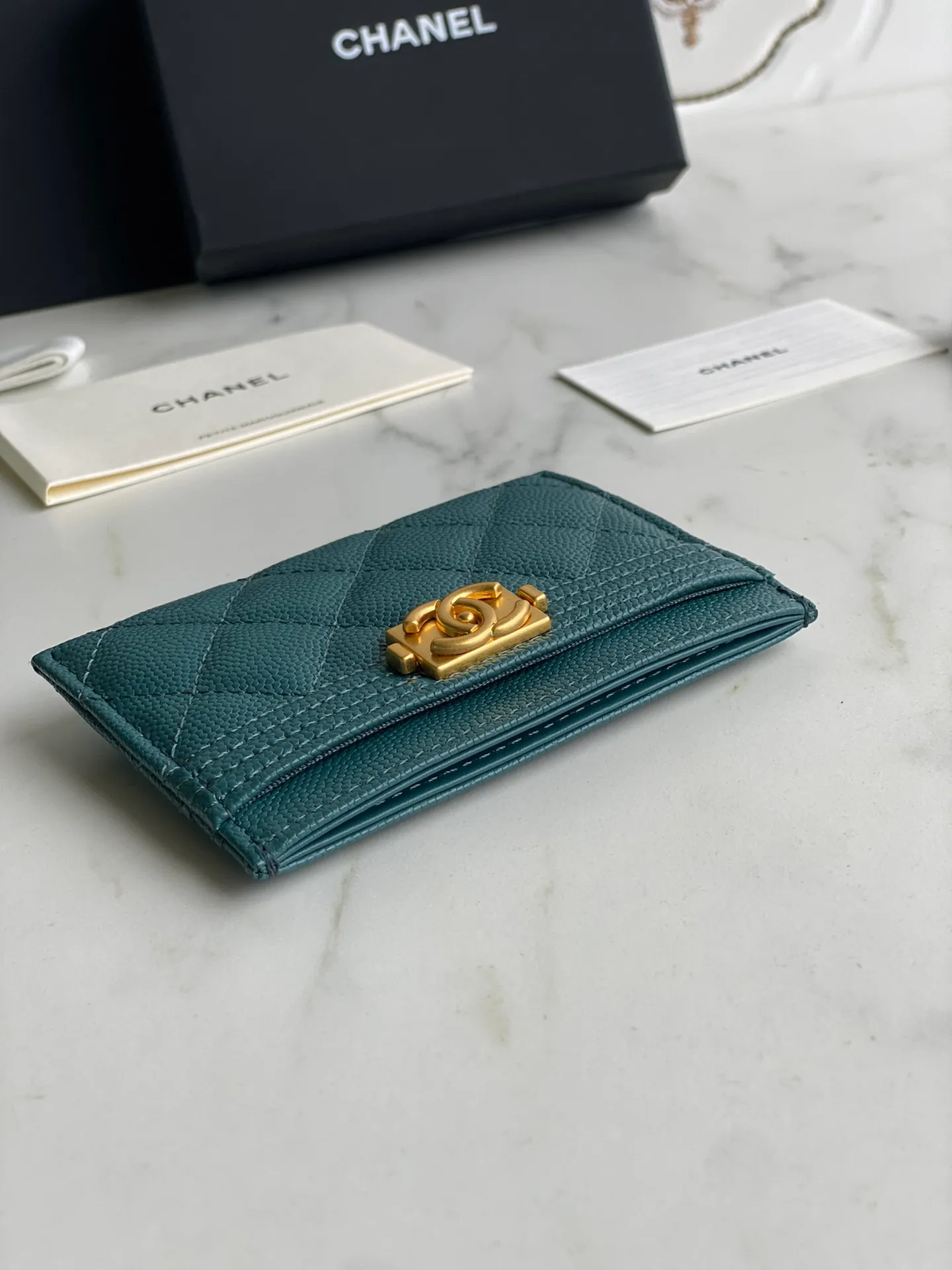 220💰[Original quality][With serial code] CHANEL’s new leboy card holder has arrived! The imported rhombus pattern is very attractive! The retro gilt buckle has an old-fashioned feel and is very fashionable and retro❤️This small card holder is very cost-effective and you can also put some change in the three card slots👍Model number: 84431 Size: 11×7.5×1cm