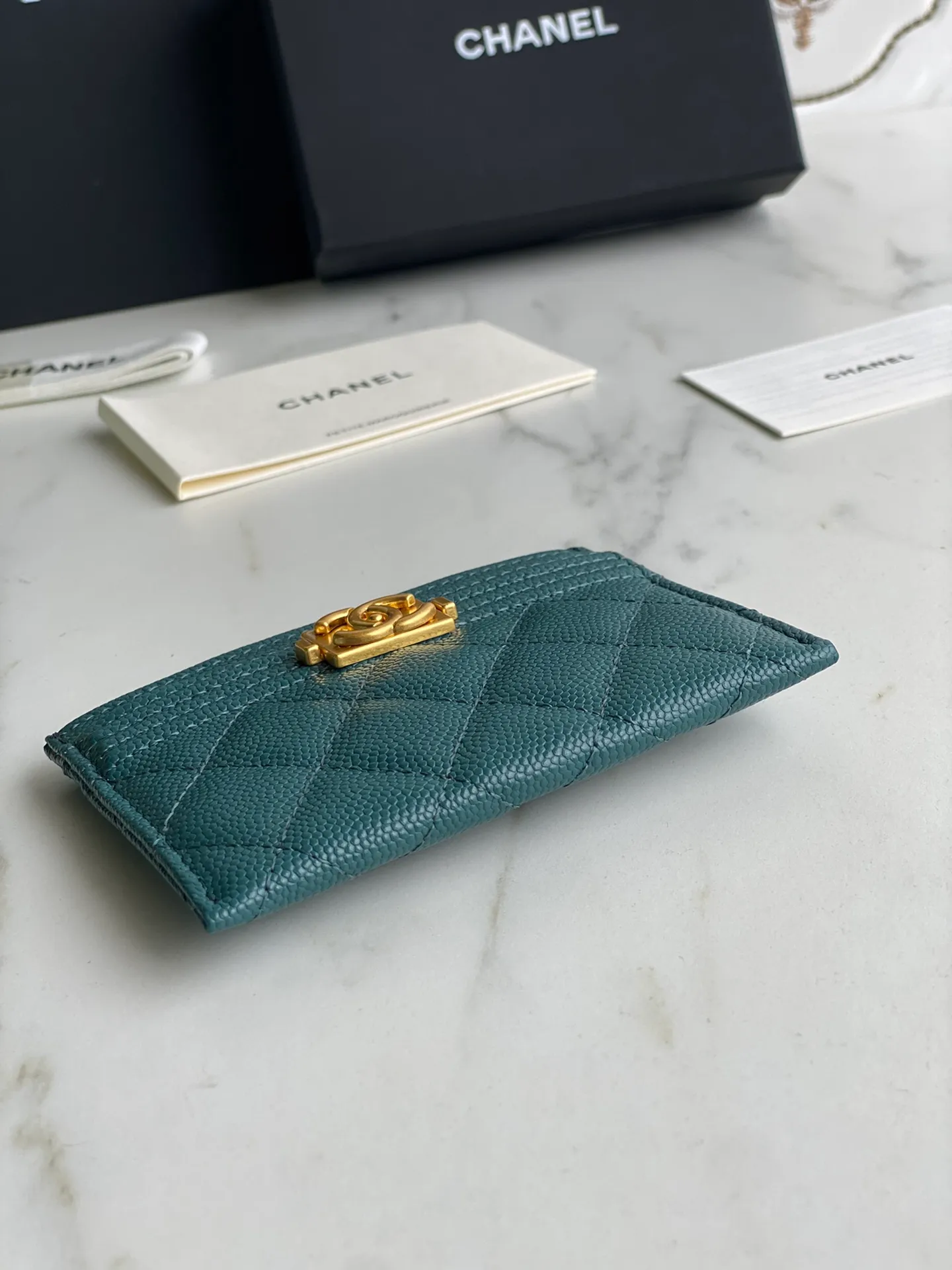 220💰[Original quality][With serial code] CHANEL’s new leboy card holder has arrived! The imported rhombus pattern is very attractive! The retro gilt buckle has an old-fashioned feel and is very fashionable and retro❤️This small card holder is very cost-effective and you can also put some change in the three card slots👍Model number: 84431 Size: 11×7.5×1cm