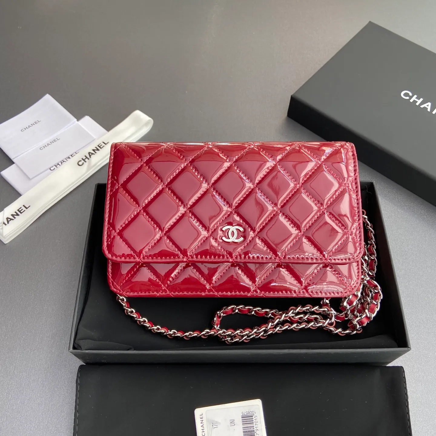 Xiaoxiang imported Italian calfskin Item No.: A0250 Price: 640 Size: w20×h13×d3.5cm Color: Burgundy smooth leather with silver steel mark